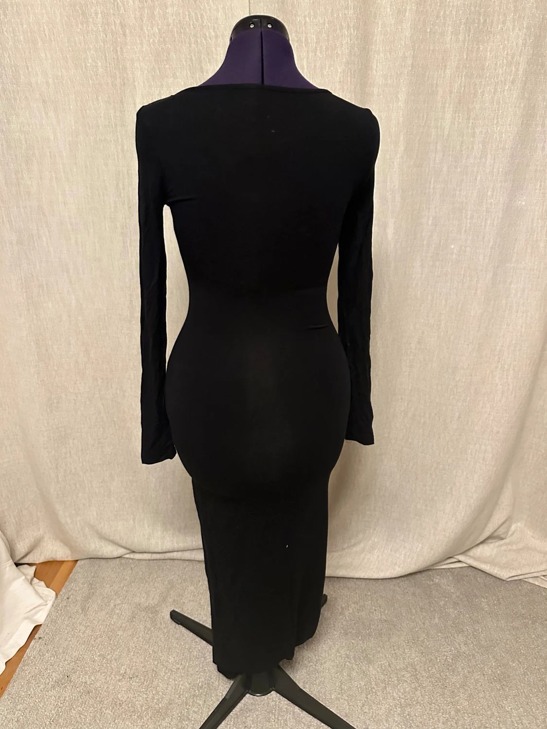 Svart långärmad långklänning skims doupe  - 2