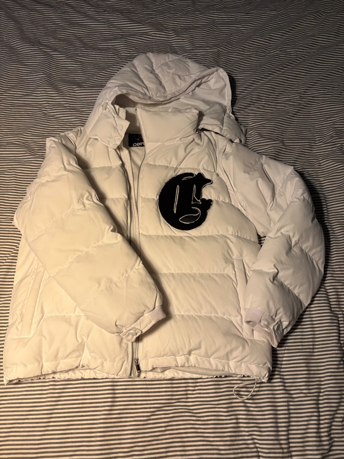 Vit pufferjacka från Corvidae