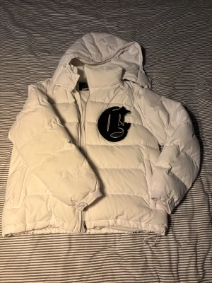 Vit pufferjacka från Corvidae - Tjena säljer nu min vita pufferjacka från Corvidae med avtagbar huva och ärmar.  Storleken är S, men i tanke på att den är oversize så passar M också bra. Perfekt för dig som gillar streetwear och vill sticka ut med en clean look. Kvitto finns inte då den är köpt för länge sen, när den fanns på Corvidae”s hemsida. Hör av er för fler bilder, eller bild med jackan på!