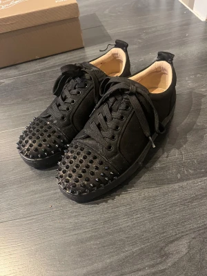Svarta Christian Louboutins med spikar - Nästan helt nya Louboutins har bara används i ca 2-3 veckor. Är lite smutsiga men går och rengöra enkelt. Inga skador 
