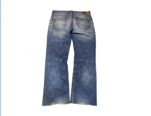 Lee flared jeans wash - Archive jeans med snygg wash. Flared och lite färgstänk längst där nere skulle säga waist 34.
