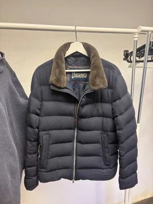 Herno vinterjacka med päls  - Perfekta vinterjackan - Storlek IT52 passar M - Jag är 182 väger 75kg - Väldigt fint skick - Nypris 120000kr