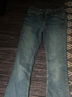 Blå bootcut jeans  - Snygga blå jeans med bootcut passform och klassisk femficksdesign. Jeansen har normal midja och är tillverkade i slitstarkt denimtyg. Perfekta för dig som gillar en tidlös stil och vill ha ett par jeans som funkar till det mesta. Lite för korta för mig som är 171. Kolla min profil för fler jeans till samma pris. Vet ej vart dom är ifrån men dom är köpta i Norge. Inga defekter räder slitage men använda.