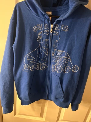 ZIP HOODIE - Säljer nu min zip hoodie från youtuber Gurlis egna märke då den inte kommer till användning zipen är limited edition så säljs inte längre och väldigt svår att få tag på skriv vid frågor