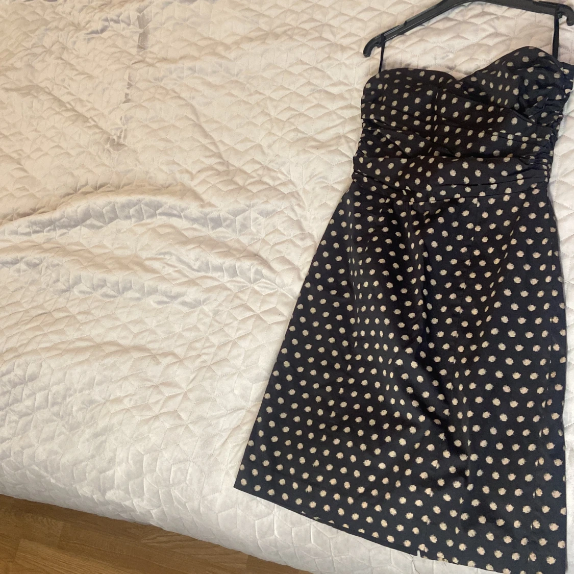 Svart prickig axelbandslös klänning - 2