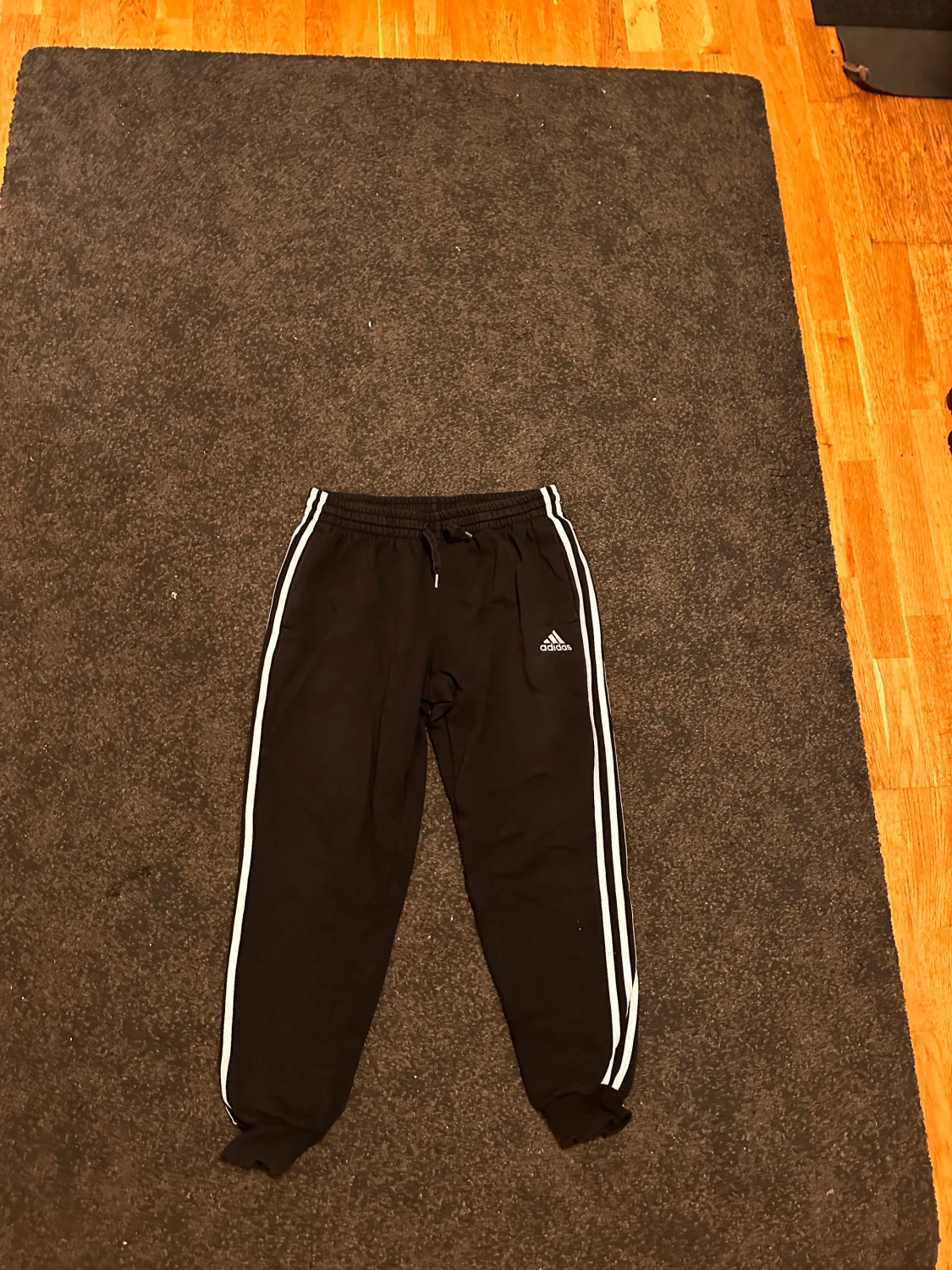 Svarta Adidas mjukisbyxor med vita ränder - 1