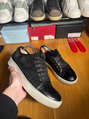 Lanvin cap toe 39-40 - Lanvin skor i storlek uk5/39, passar mer 40. Svarta skor i väldigt bra skick.