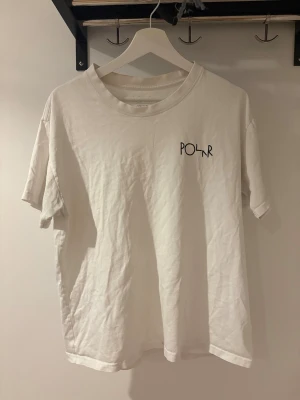 Vit t-shirt från Polar Skate Co M - Säljer en vit t-shirt från Polar Skate Co i storlek medium. Gjord i 100% bomull och tillverkad i Portugal. Framsidan har en liten Polar-logga och baksidan har ett stort grafiskt tryck med cirkel och konstmotiv. Klassisk passform och rund hals.