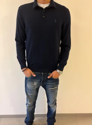 Marinblå pikétröja från Ralph Lauren - Stilren pikétröja från Raulph lauren! Nypris 1599kr