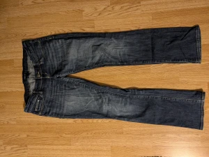 Blå lågmidjade jeans - Säljer dessa efter som att de inte kommer till användning. De är lite stora i midjan men det går att justera!