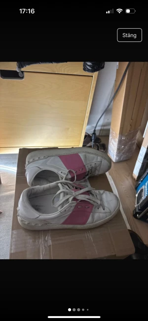 Valentino skor - Asss snygga valentino skor, flitigt använda som syntes. Men behöver en ny ägare. Är lite osäker på vart boxen är men kan leta upp vid begär!! Storlek 38,5 men passar mig som har 38 då det är åt det tajtare hållet.