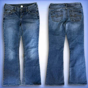 Silver Jeans bootcut  - Ett par snygga lågmidjade, bootcut silver jeans i fint skick! Innerben: 77cm💙 midjemått tvärs över:36cm (benen är uppsydda)