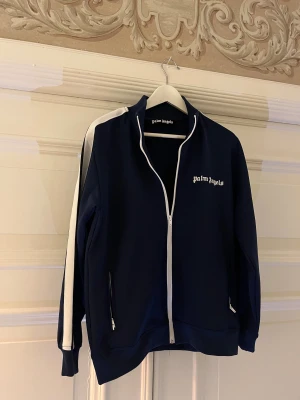 Palm angels tröja  - Säljer en blå Palm angels tröja som aldrig är andvänd. Storlek S, priset är ej hugget i sten så skicka ett meddelande vid minsta fundering.