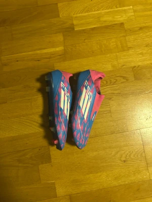 Adidas fotbollsskor  -  Har använt de hära fem månader. Ingenting är sönder. Allt är perfekt. Skönt att spela med.