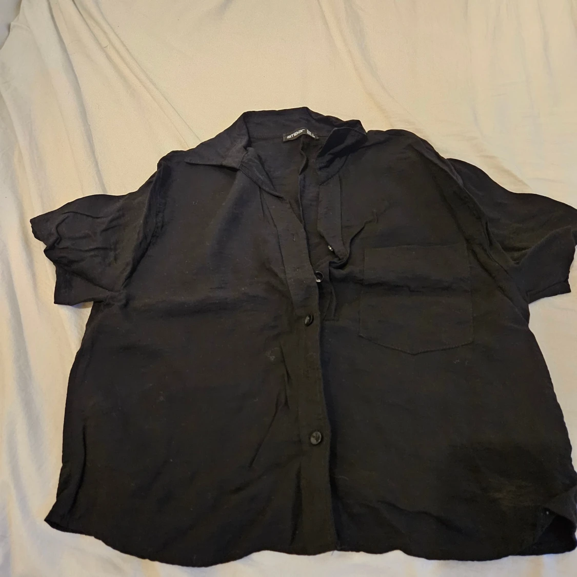 Svart kortärmad skjorta