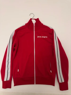 Palm angels tröja  - Säljer denna Palm Angels tröja då den inte kommer till användning. Digitalt kvitto finns.  Storlek: M Skick 8.5/10 Pris: 1000kr+📦 Pm för mer bilder/info😄