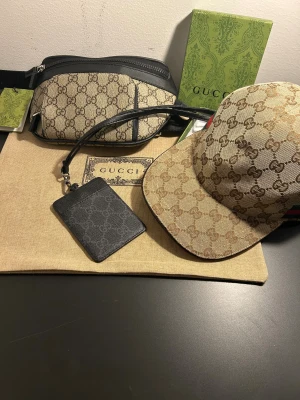 Gucci väska, plånbok och keps endast 2800  - En jätte fin Gucci sett hos oss på Steelo marknad endast 