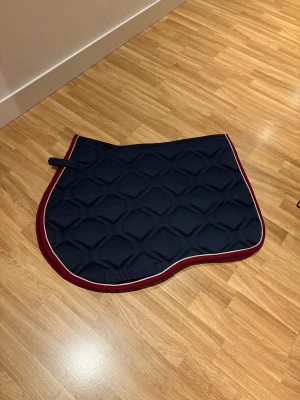 Schabrak  - Allround Schabraket är från hööks och kostar 400. Säljer då jag bara kör dressyr nu för tiden. Du får även med en matchande huva. 