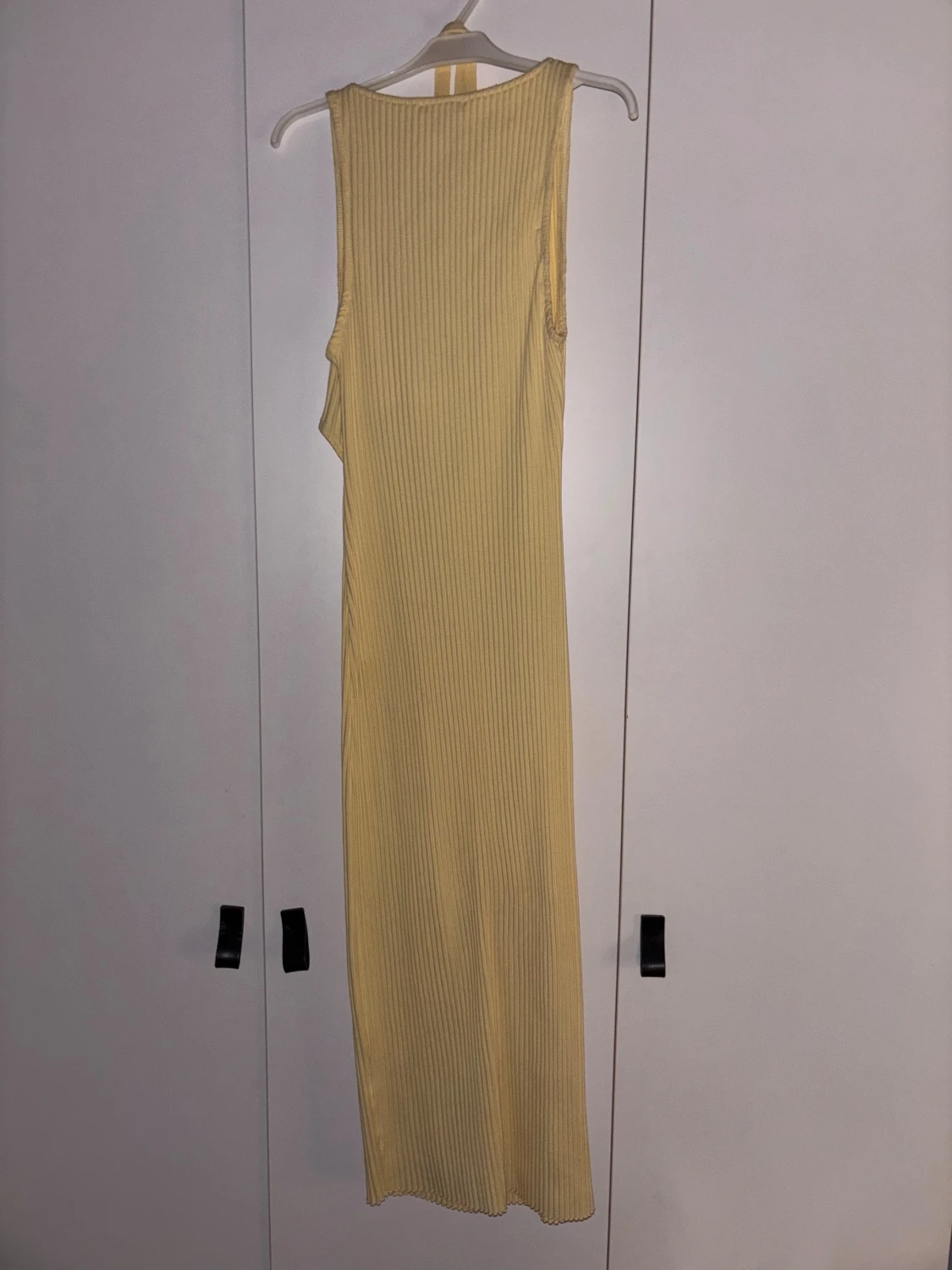 Ribbad ärmlös långklänning i gul