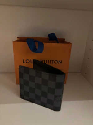 L    V plånbok - En snygg L v plånbok i läderliknande format