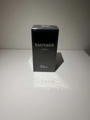 Dior Sauvage Parfum 100ml - Sauvage Parfum från Dior, 100 ml. En ikonisk doft i elegant förpackning, perfekt för dig som vill sticka ut och göra intryck. Levereras i oöppnad originalkartong. Säljer den då det är en tidig julklapp av farmor och helt ärligt jag gillar inte doften av den längre. 
