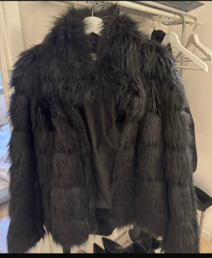 Svart pälsjacka  - Säljer en svart pälsjacka från Nelly Trend i storlek 34. Jackan har lång, fluffig fuskpäls och en klassisk krage. Perfekt för dig som vill sticka ut med en statementjacka under kyliga dagar. Jackan är helsvart och har långa ärmar. Nypris 699
