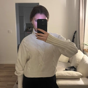 Ribbstickad tröja - Vit ribbstickad tröja från nakd i storlek xs. Tröjan har använts men är k bra skick