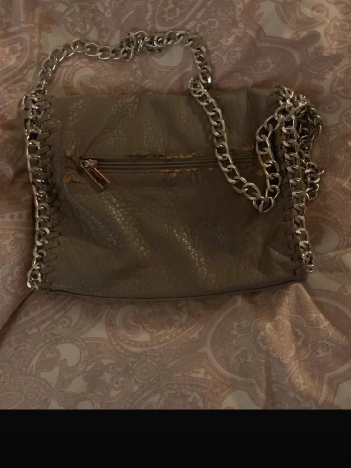 Grå axelväska med kedja från Tiamo - 3