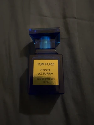 Tom Ford Costa Azzurra 30ml - Tom Ford Costa Azzurra Eau de Parfum, 30 ml. Lyxig och stilren parfym, tillverkad i USA. Perfekt storlek för att ta med sig och visa upp på hyllan.(0ml) locket är trasigt/ en bit ramlade av den 