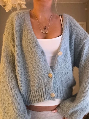 Blå stickad kofta - Blå stickad kofta från Vila i storlek xs. Säljer då den inte kommer till användning. Mjuk stickad så materialet inte känns ”taggigt” eller liknande.