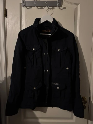 Woolrich Jacka  - Hej! Säljer nu denna väldigt snygga och eftertraktade woolrich feildjacka! Jackan är slutsåld överallt och går ej att på tag på just nu… perfekt jacka nu till vintern/våren, storlek s, nypris: 6000 kr säljes för 999 kr