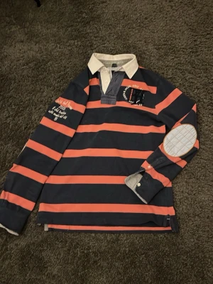 Långärmad piké Hansen & Jacob - Väldigt unik långärmad piké från Hansen & Jacob med väldigt bra passform och extremt bra skick. Storlek S 