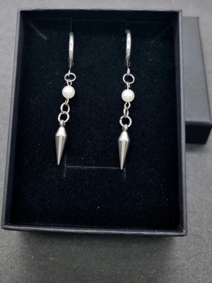 Handgjorda örhängen  - Material-rostfritt stål 