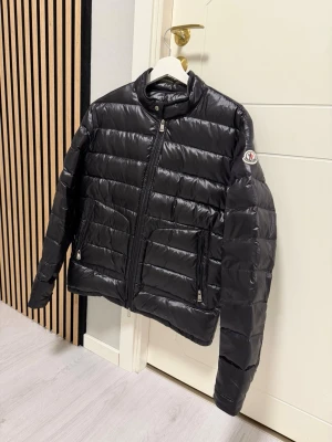 Moncler Jacka - Monclerjacka i nyskick med fungerade nfc i storlek M