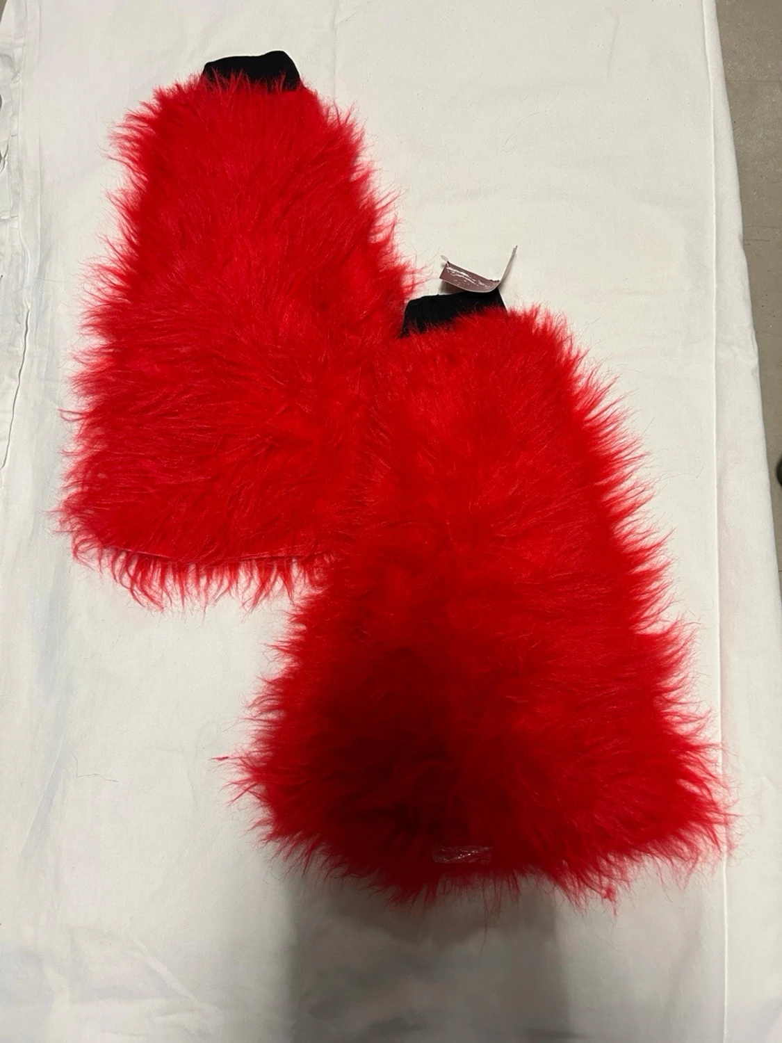 Röda benvärmare i fuskpäls i onesize