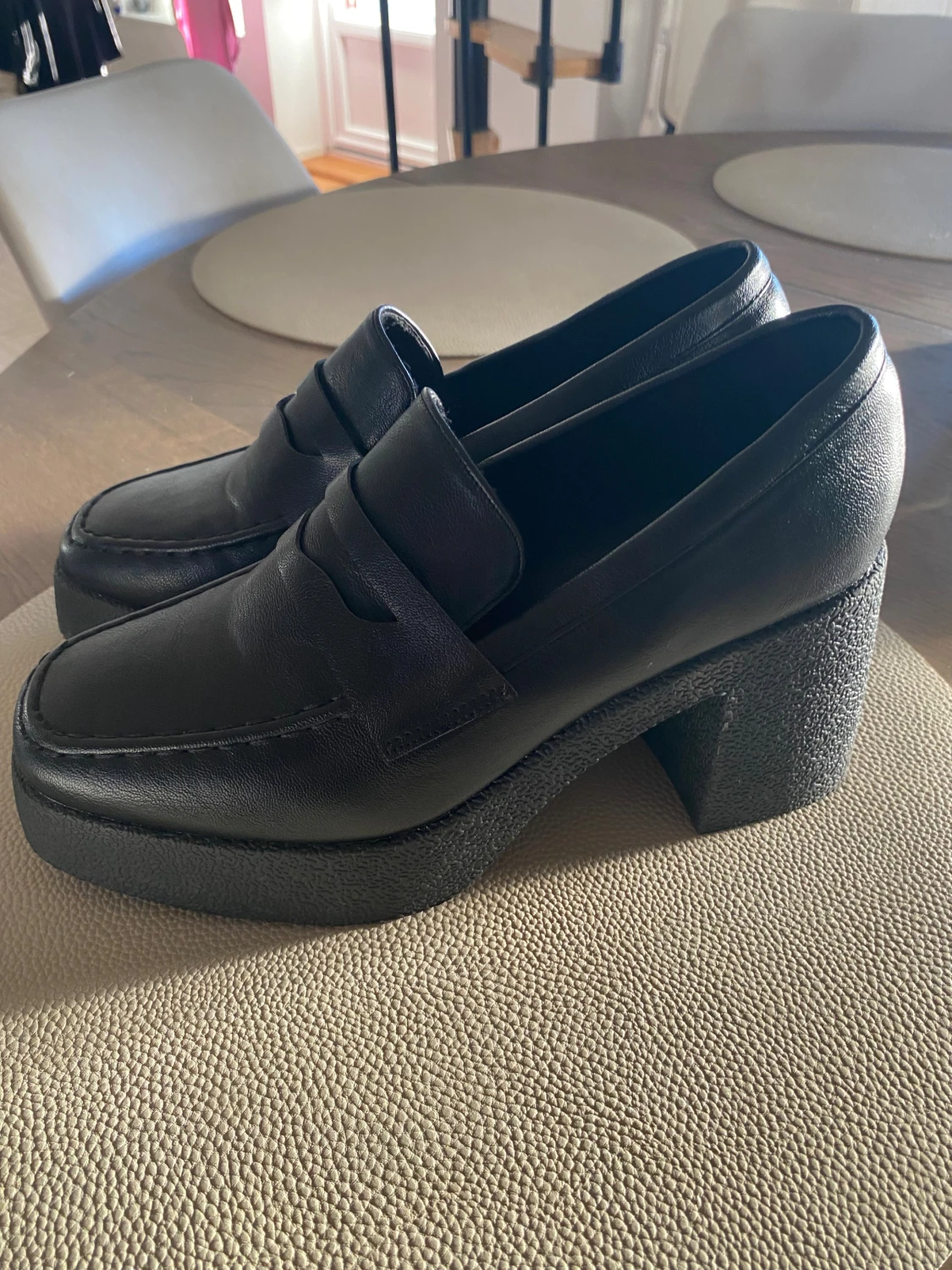 Svarta loafers med hög klack