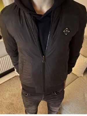 J.lindberg jacka - Tja jag säljer denna fetta J.lindberg ”windbreaker” jackan. Priset går för endast 599kr! Priset går att diskutera vid snabb affär. Skriv om du har frågor eller funderingar!