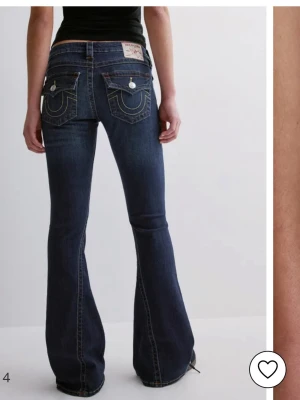 True religion jeans - Snygga mörkblå jeans från True Religion med bootcut passform och lågmidjad. Storlek 27!❤️ helt nya!säljer pågrund dom var för stora för mig. Nypris 1299kr