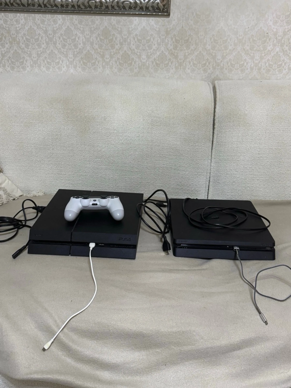 PlayStation 4 Slim och en vanlig playstation 4 med en handkontroll och spel - 4