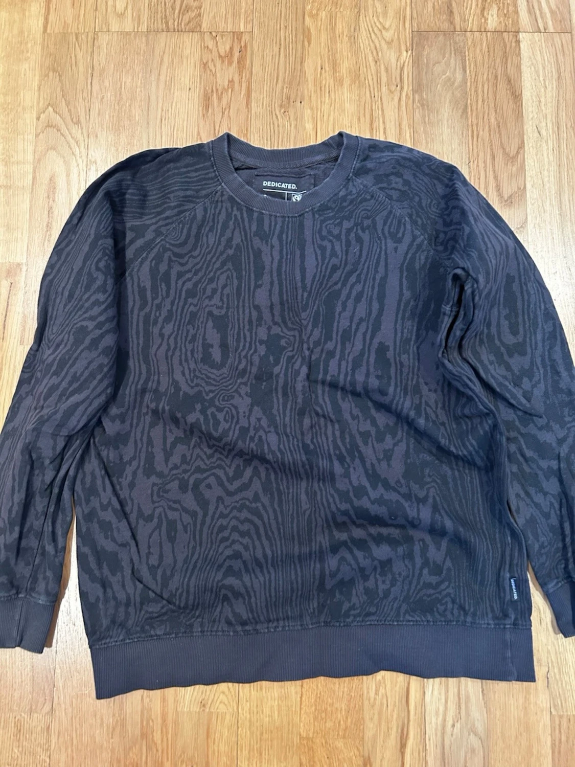 Svart mönstrad sweatshirt från Dedicated