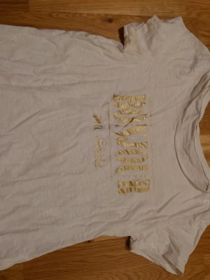 3 T-shirts  - 3 T-shirts från olika märken. Alla storlek S men små i storleken. Den svarta är bredare i modellen än de andra två. Alla för 60 kr eller 20kr/st 