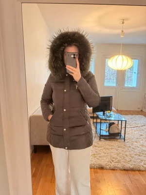 Brun vinterjacka från Rock’nBlue - Varm och skön vinterjacka i en jättefin brun färg. Använd 2-3 gånger endast, säljer då jag köpt en annan. Perfekt skick och superfin på! Pälskragen följer såklart med. Storlek 38, normal i storlek. Går nedanför rumpan på mig och är 164cm.