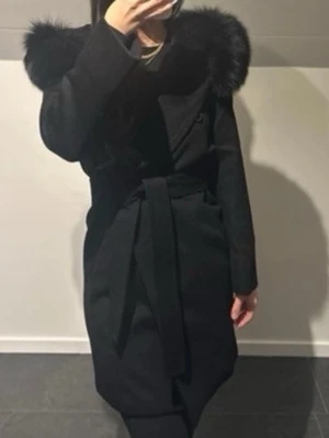 Svart kappa - Svart kappa från hollies med äkta päls