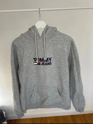 Grå hoodie, Tommy Jeans - Grå hoodie från Tommy Jeans i Stl s