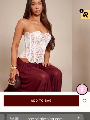 Vit spetskorsett med snörning - Superfin vit korsett i spets från PrettyLittleThing. Strapless modell med snyggt mönstrad spets och genomskinliga partier. Snörning i ryggen för perfekt passform och en riktigt snygg siluett. Storlek 4 i UK storlek men 32 i svensk storlek ungefär.