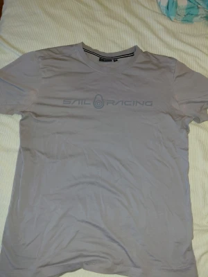 Sail Racing Tshirt - Knappt använd, äkta, skön, najs och alla andra positiva adjektiv i ordboken. 