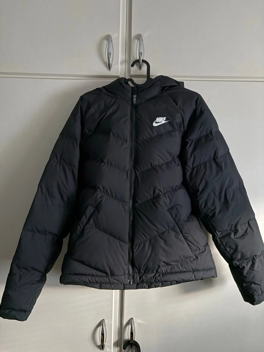 Svart pufferjacka från Nike XL Barn