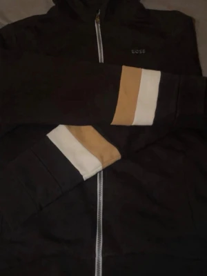 Boss kofta - Denna koftan är otrolig, den är varm och skön samt väldigt fin. Den är också super bra till höss, vintern även till våren och till och med sommaren.