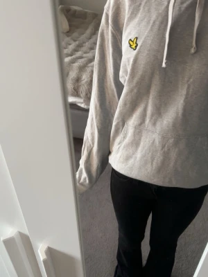 Lyle & Scott hoodie  - Säljer en grå Lyle & Scott hoodie i storlek M.