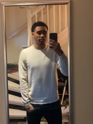 J.Lindeberg sweatshirt  - Finns ett litet ihop sytt hål som syns knappt när tröjan är på, titta bild 3 || Material - Merinoull/Kashmir || Tröjan sitter som en vanlig M || Pris kan diskuteras!!!!